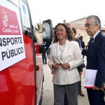 La consejera de Movilidad y Transformación Digital, María González Corral, presenta el bono rural de transporte a la demanda gratuito en las ZBS del norte de Burgos