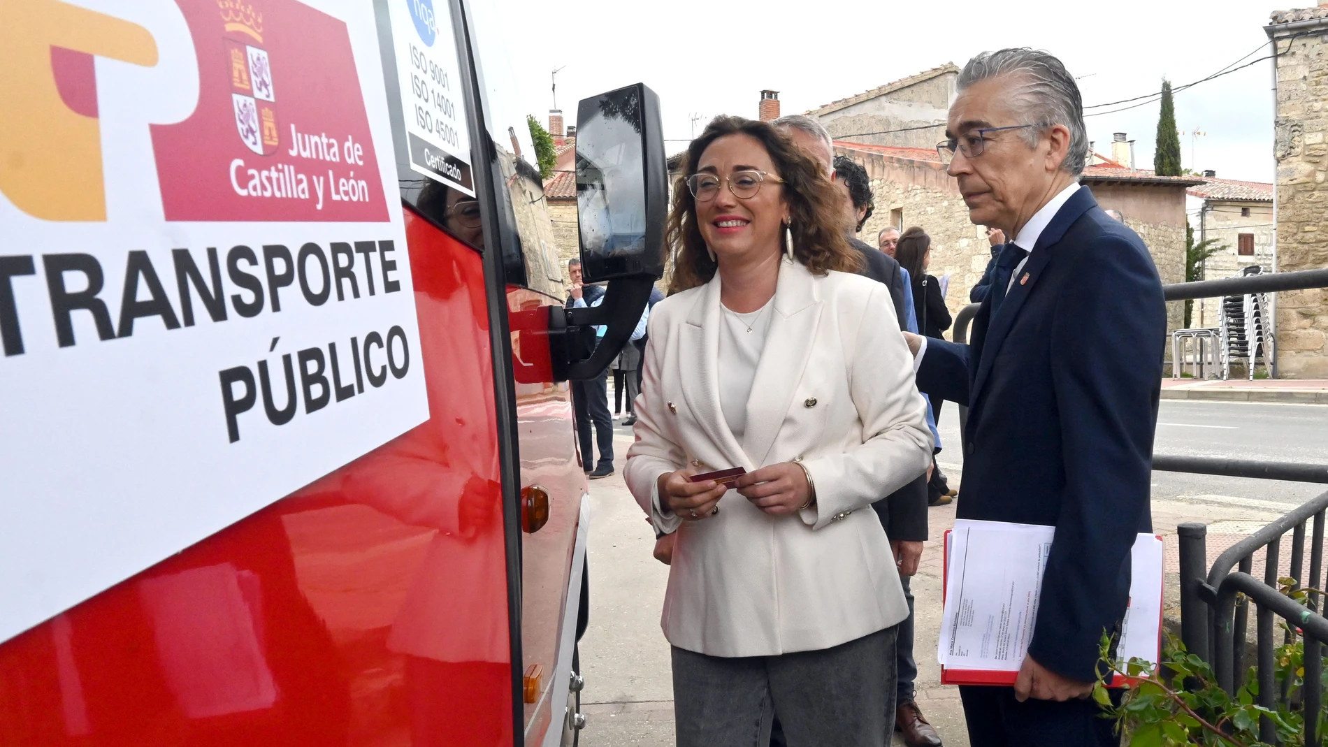 La consejera de Movilidad y Transformación Digital, María González Corral, presenta el bono rural de transporte a la demanda gratuito en las ZBS del norte de Burgos