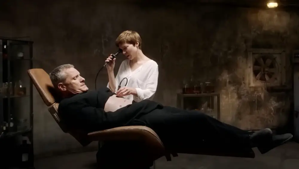 Léa Seydoux (Caprice) se convierte en cómplice de los experimentos corporales que Saul Tenser (Viggo Mortensen), célebre artista performativo, hace con sus órganos