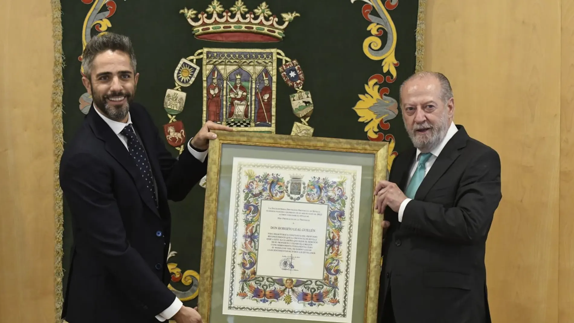 Roberto Leal junto al presidente de la Diputación de Sevilla