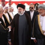El presidente de Irán, Ebrahim Raisi, en el centro, en una visita a Omán