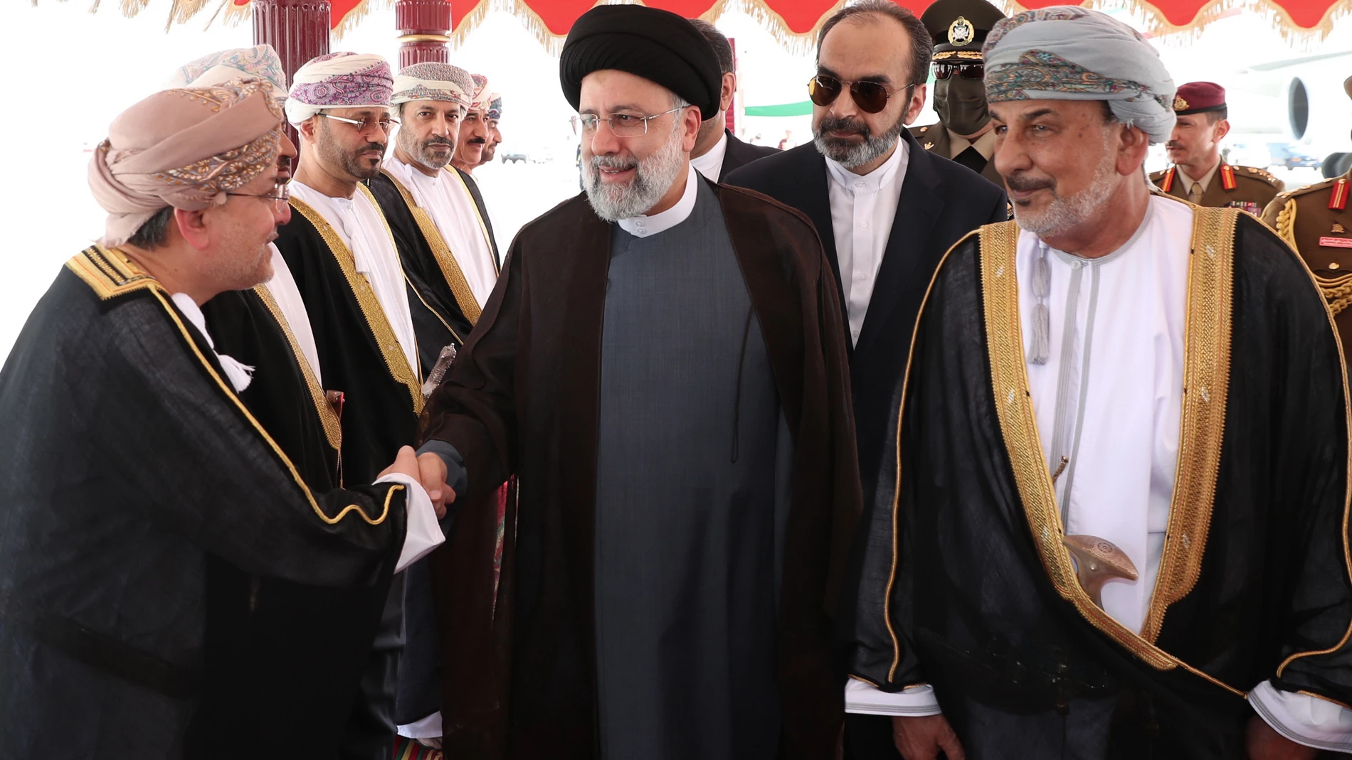 El presidente de Irán, Ebrahim Raisi, en el centro, en una visita a Omán