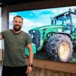 El agricultor Tomy Rohde con las llaves de su nuevo tractor. JAMESON
