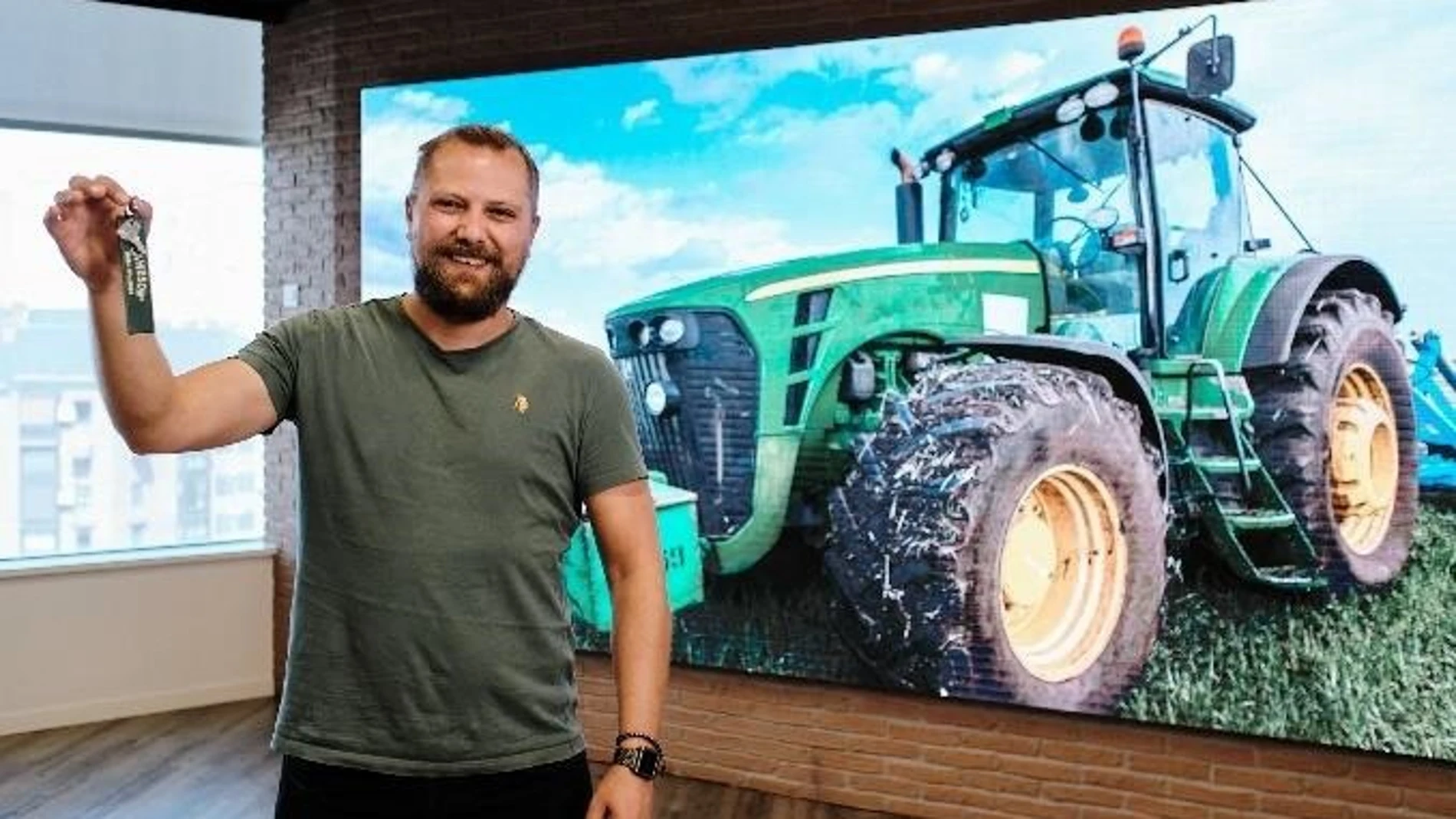 El agricultor Tomy Rohde con las llaves de su nuevo tractor. JAMESON