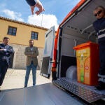 El presidente de la Diputación Provincial, Carlos García, y el del Consorcio Provincial de Residuos, José Luis del Nogal, presentan el furgón y los contenedores específicos para la recogida selectiva de aceite vegetal de uso doméstico