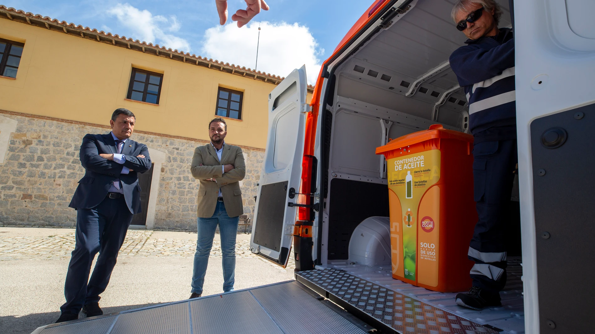 El presidente de la Diputación Provincial, Carlos García, y el del Consorcio Provincial de Residuos, José Luis del Nogal, presentan el furgón y los contenedores específicos para la recogida selectiva de aceite vegetal de uso doméstico