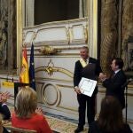 José Vicente de los Mozos recibe la Gran Cruz de la Orden de Isabel la Católica de manos del ministro Albares