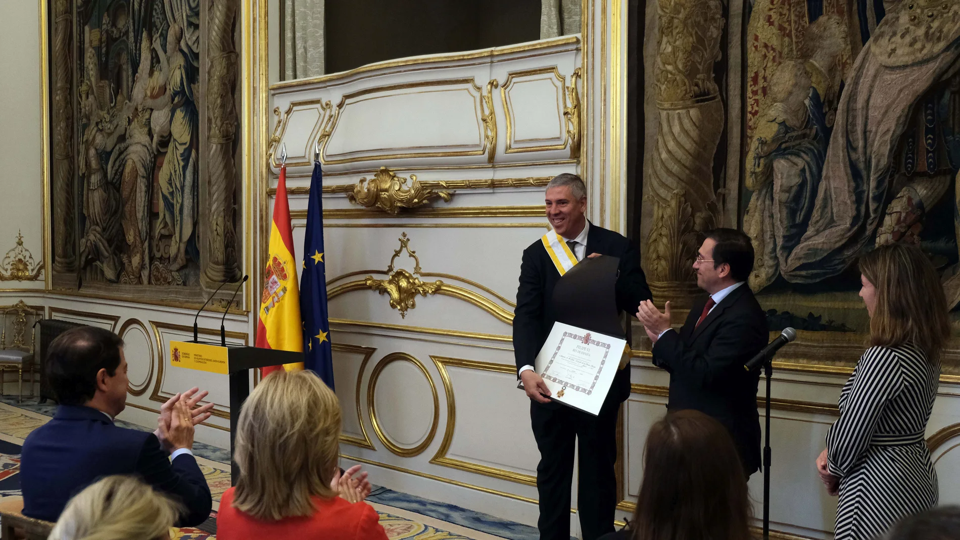 José Vicente de los Mozos recibe la Gran Cruz de la Orden de Isabel la Católica de manos del ministro Albares