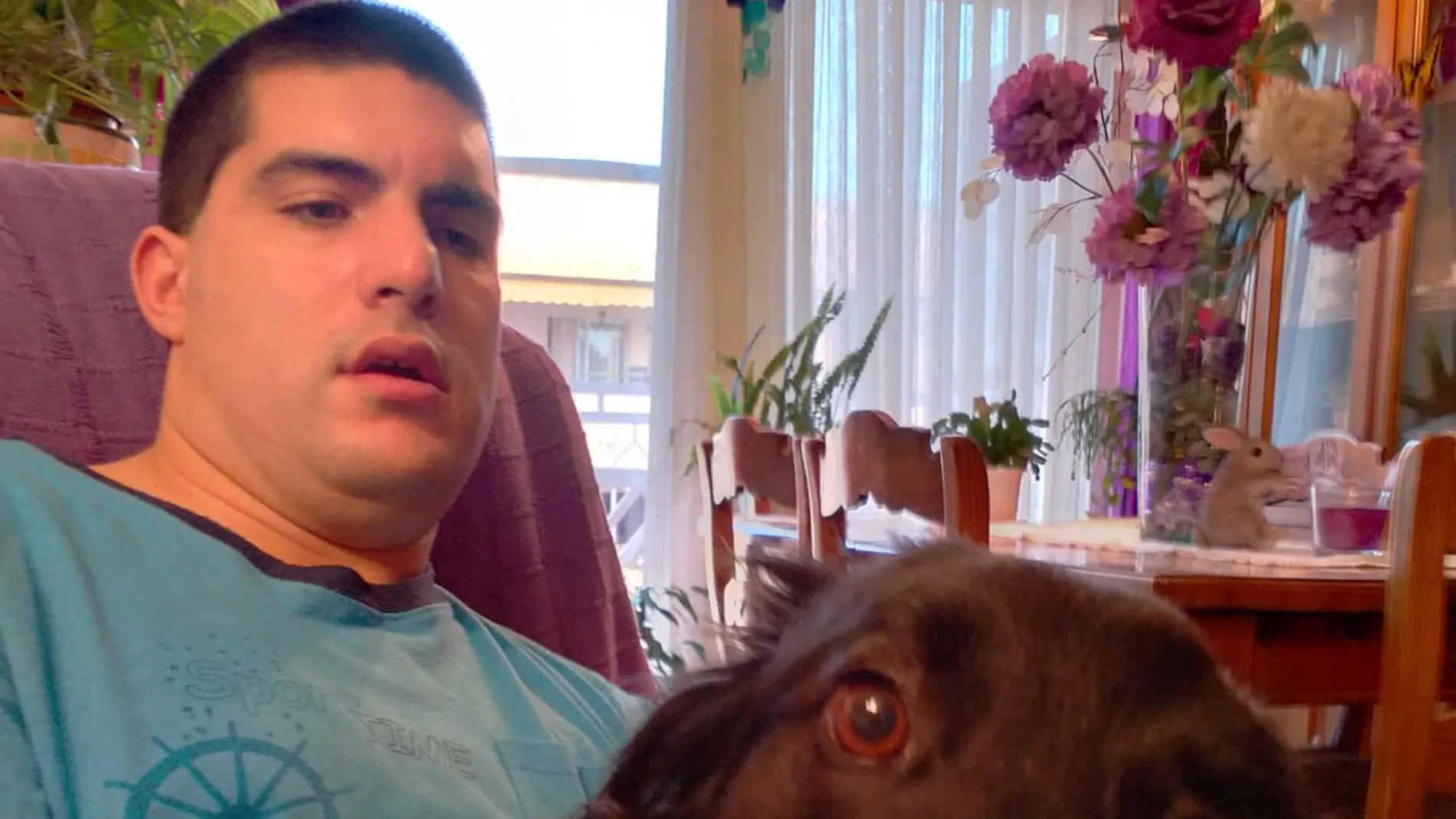 Ezequiel, con su perro