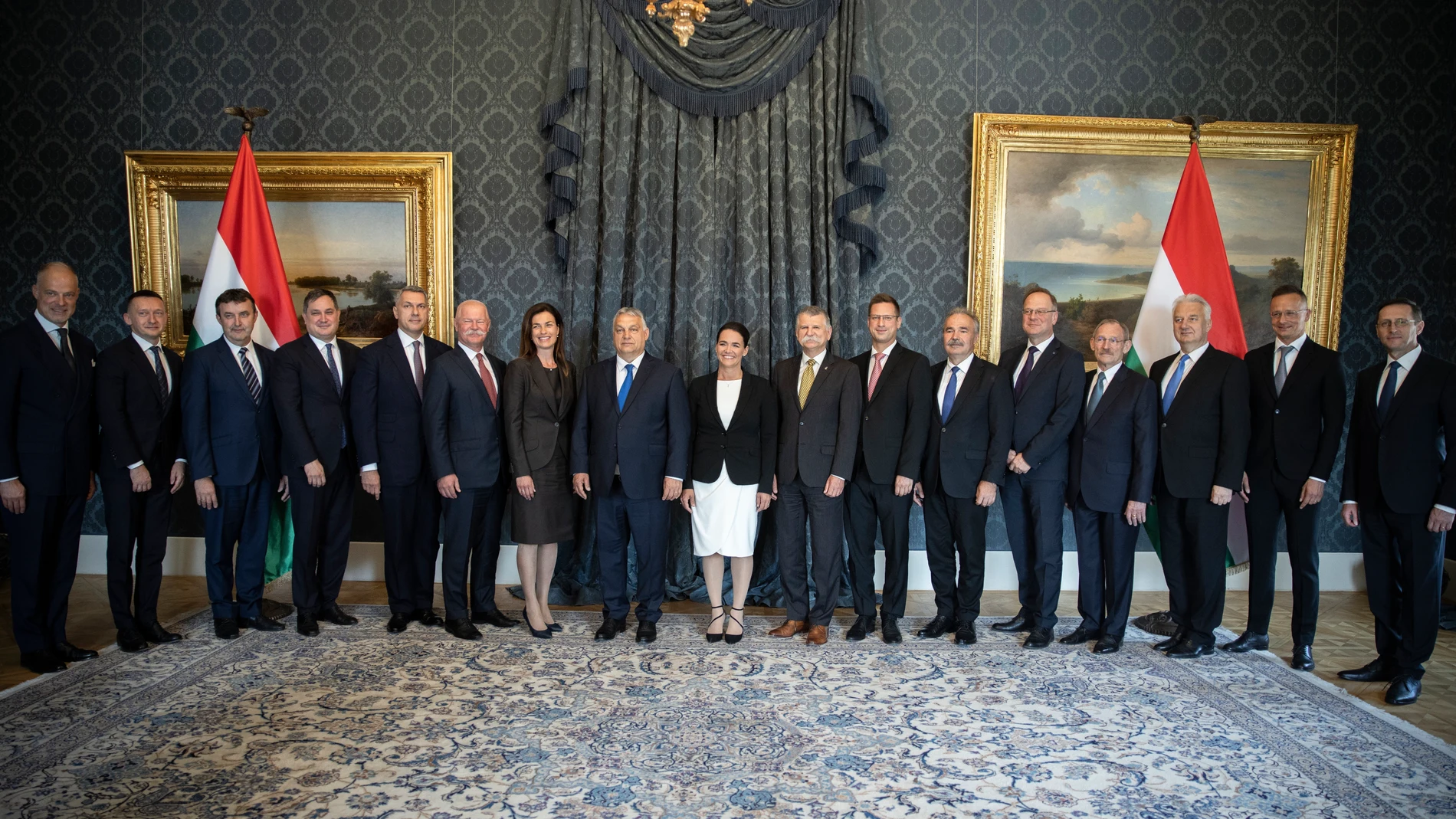 El "premier" húngaro, Viktor Orban, posa junto a su Gobierno, en que solo hay una mujer