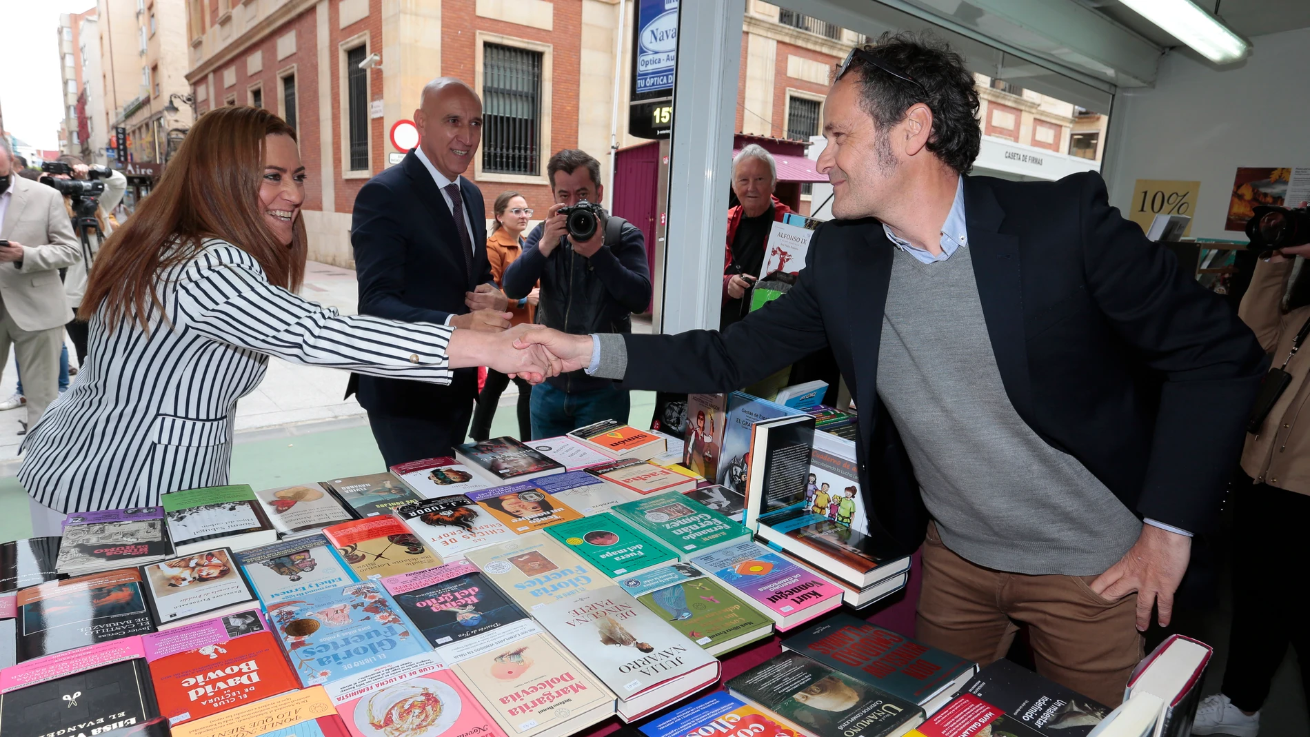 La delegada del Gobierno, Virginia Barcones, acompañada del subdelegado Faustino Sánchez y el alcalde José Antonio Diez, recorre la Feria del libro de León