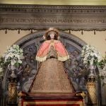 La Virgen del Rocío ya viste de Pastora para su traslado este domingo
