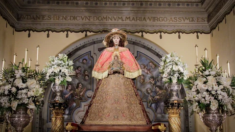 La Virgen del Rocío ya viste de Pastora para su traslado este domingo