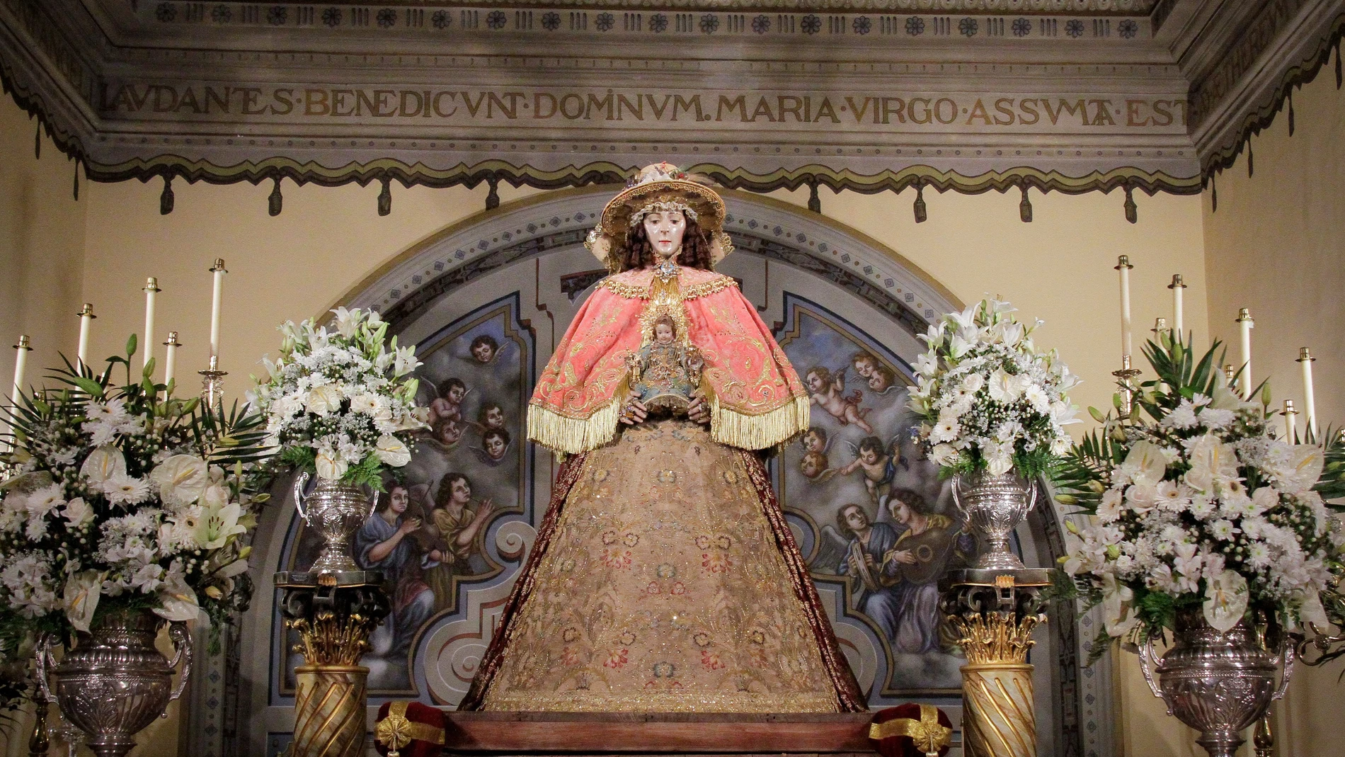 La Virgen del Rocío ya viste de Pastora para su traslado este domingo