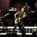 Bruce Springsteen & The E Street Band, en 2016 en un concierto en el Camp Nou de Barcelona durante la gira "The River Tour"
