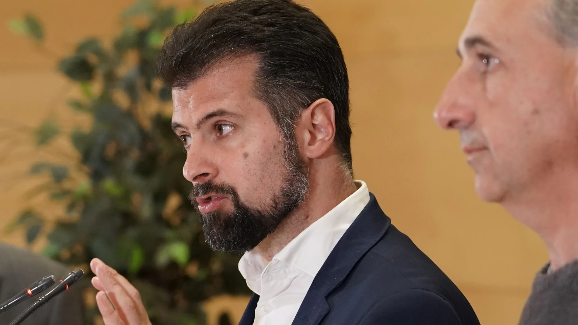 Luis Tudanca, líder del PSOE, atiende a la prensa