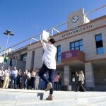 Macarena Olona, ante el Ayuntamiento de Salobreña, este martes