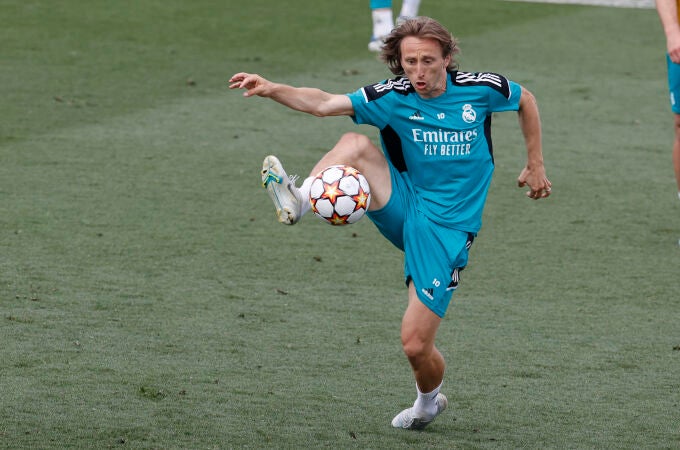 Luka Modric controla un balón durante un entrenamiento del Real Madrid previo a la final de la Champions League
