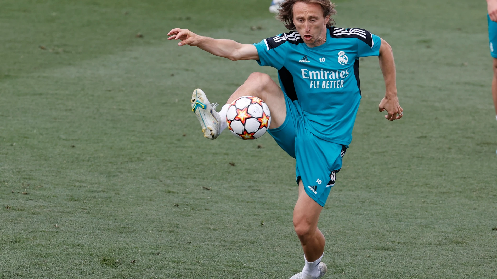 Luka Modric controla un balón durante un entrenamiento del Real Madrid previo a la final de la Champions League