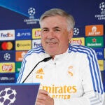 El entrenador del Real Madrid, el italiano Carlo Ancelotti, ofrece una rueda de prensa