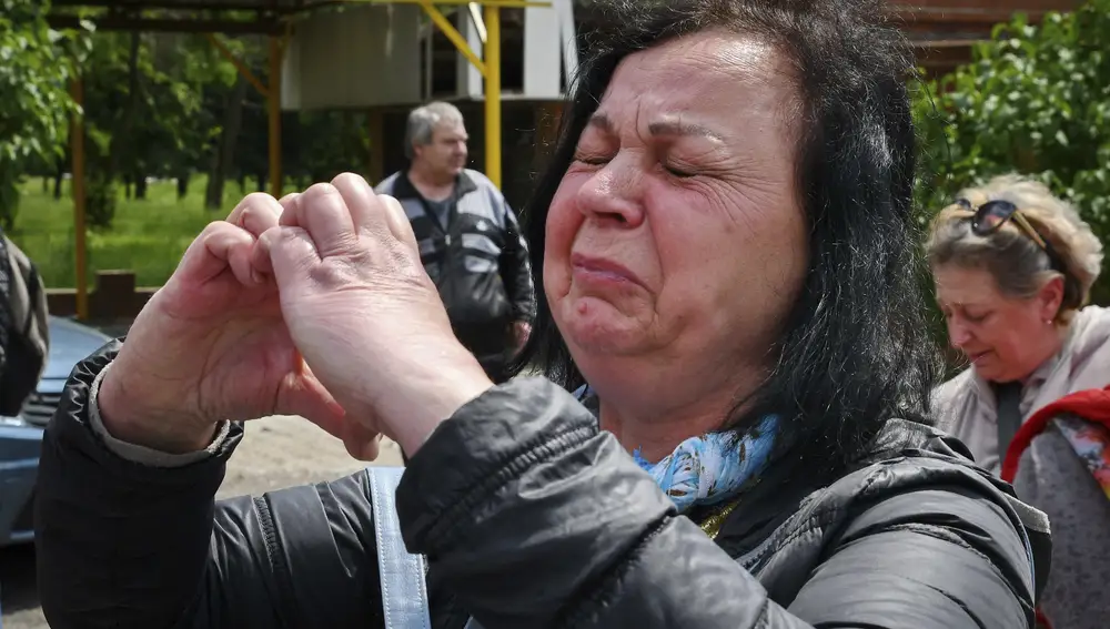 Una mujer reacciona durante la evacuación en civiles en la localidad de Soledar, en Donetsk