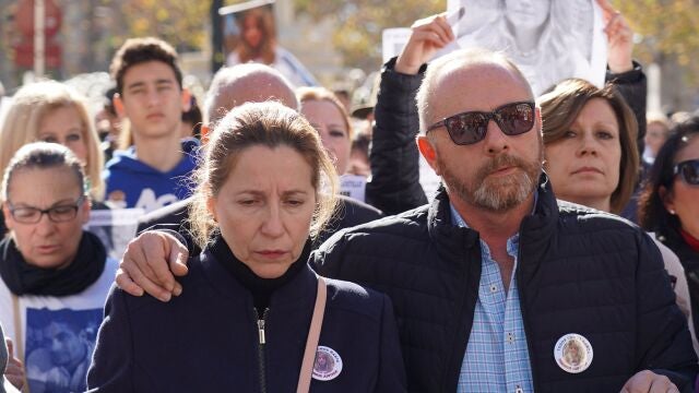 Los padres de Marta, Antonio del Castillo y Eva Casanueva, en una manifestación para exigir la repetición del juicio por el asesinato