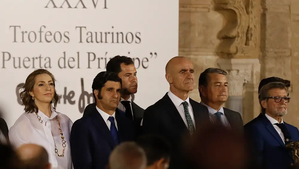 El alcalde de Sevilla Antonio Muñoz (3d) posa con los premiados en la gala de los Trofeos Taurinos 'Puerta del Príncipe'
