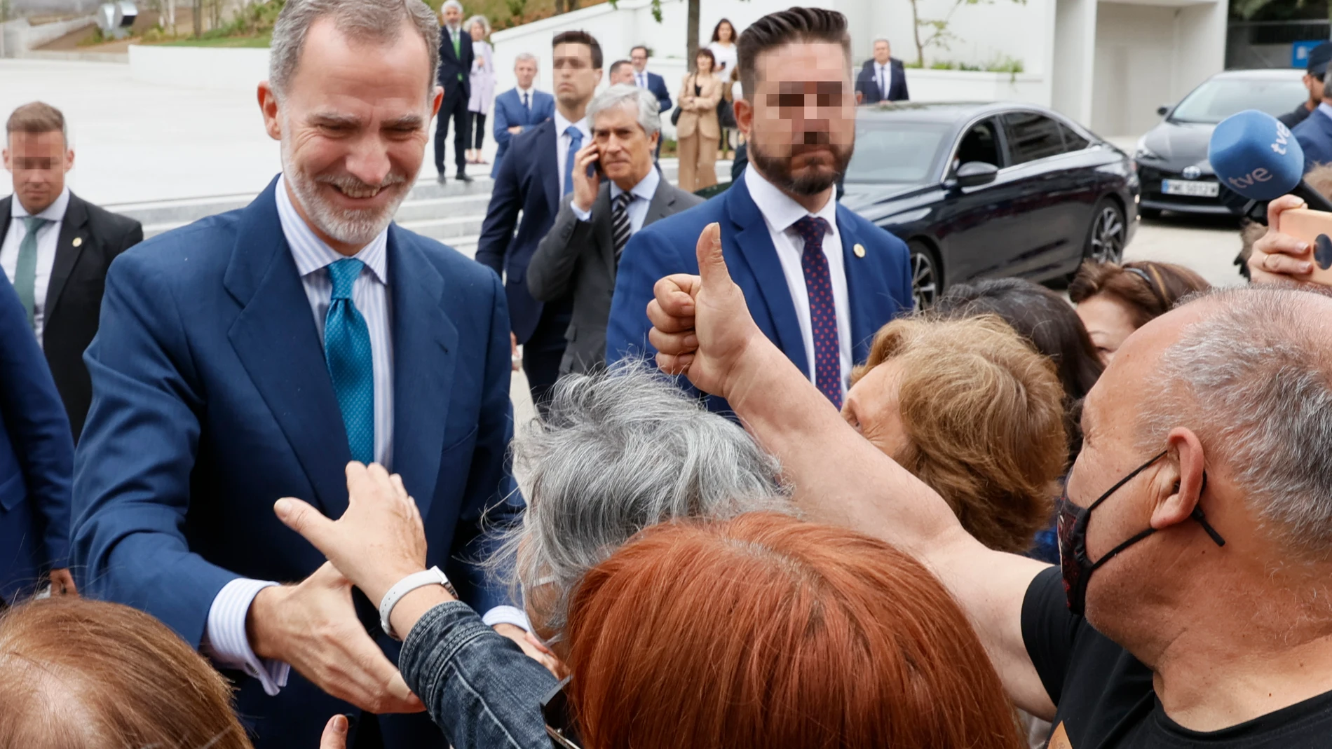 VIGO, 24/05/2022.- El rey Felipe VI saluda a la gente que se congregó para verle este lunes, tras la inauguración de la Ciudad de la Justicia de Vigo. EFE/ Lavandeira Jr