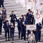 Los miembros del Equipo Olímpico de Refugiados participan en la ceremonia de apertura de los Juegos Olímpicos