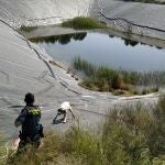 Agentes de la Guardia Civil rescatan a dos perros que se habían caído a un pantano en Totana (Murcia)