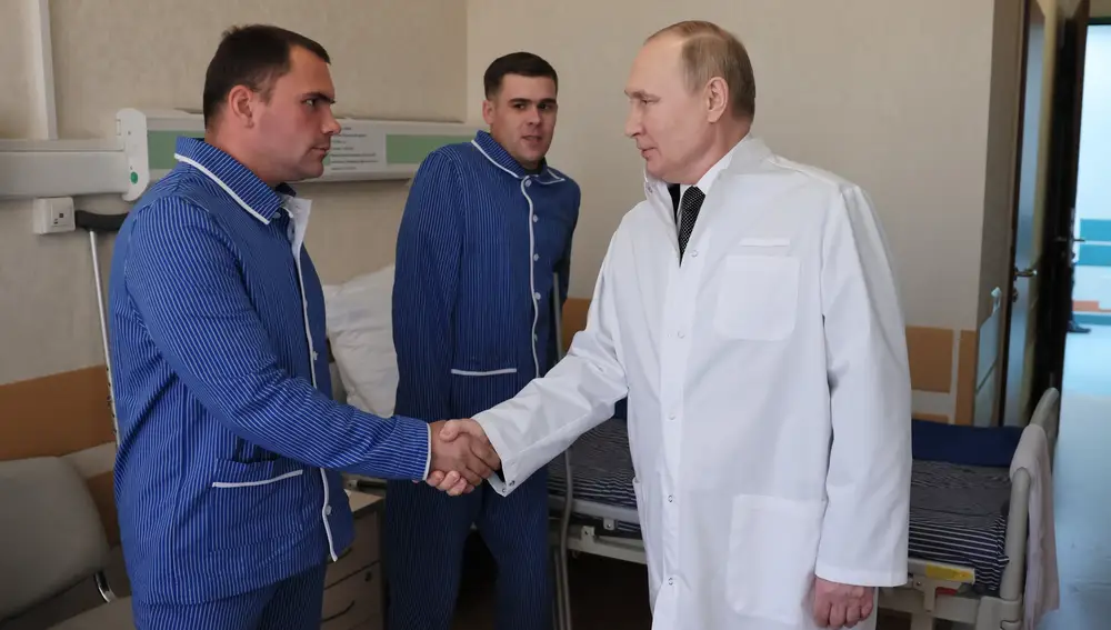 Putin con dos soldados heridos en el hospital militar Mandrika