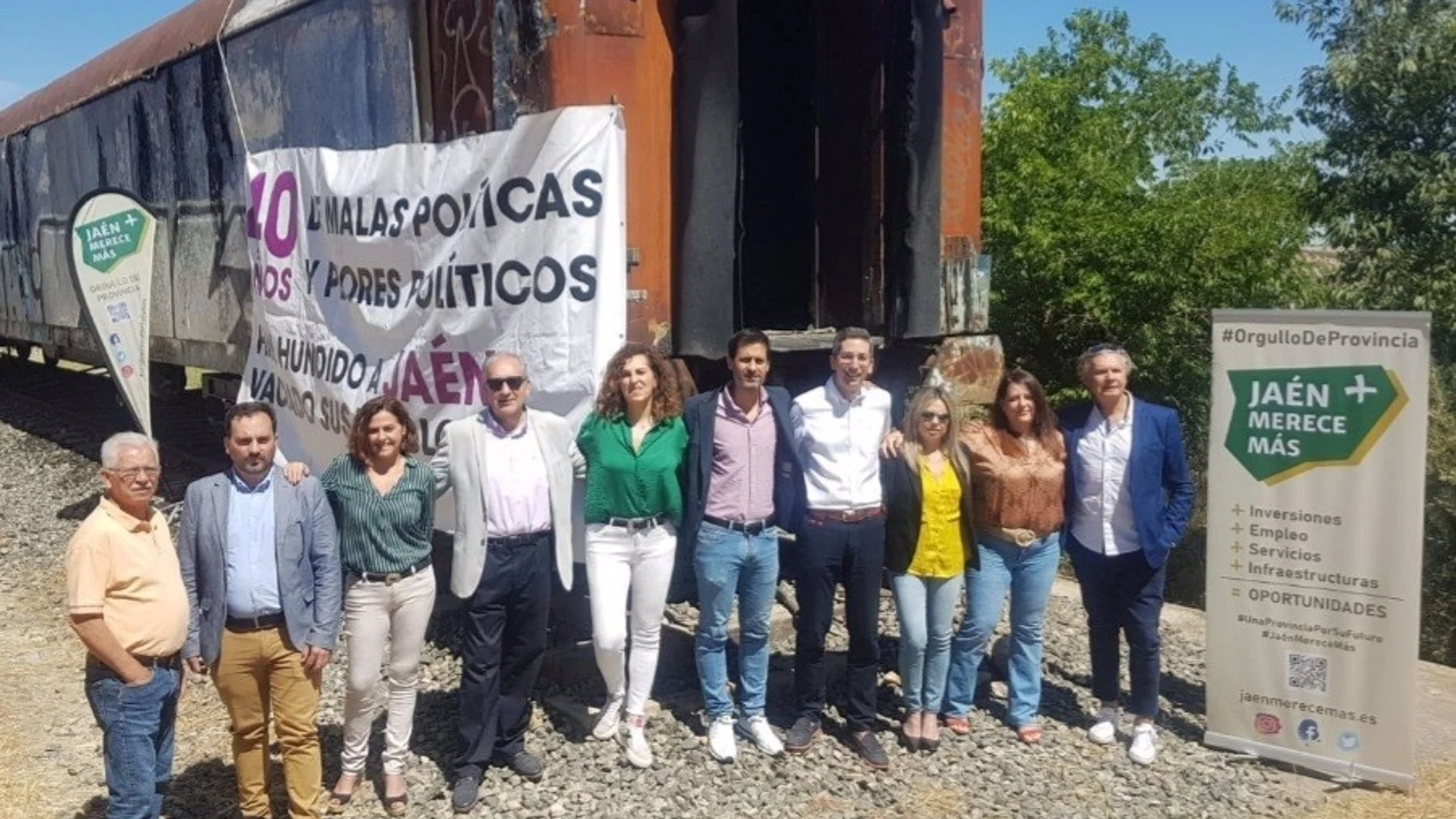 Candidatura de "Jaén merece más" frente a un tren abandonado