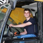David Álvarez tiene 23 años y estudia una ingeniería industrial en Madrid, con la mirada puesta en Mave, el pueblo donde su abuelo fundó en 1964 la granja de vacuno de leche La Pastiza; su padre y su tío la han hecho prosperar y él espera protagonizar su relevo generacional