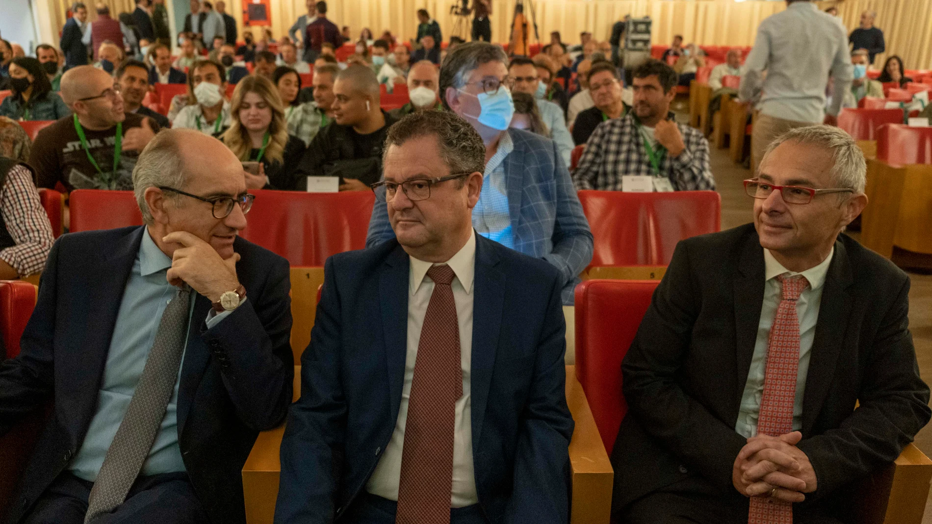 El consejero de Agricultura, Ganadería y Desarrollo Rural, Gerardo Dueñas, inaugura el congreso junto al rector de la Universidad de Salamanca, Ricardo Rivero, y el presidente de la Diputación Provincial, Javier Iglesias