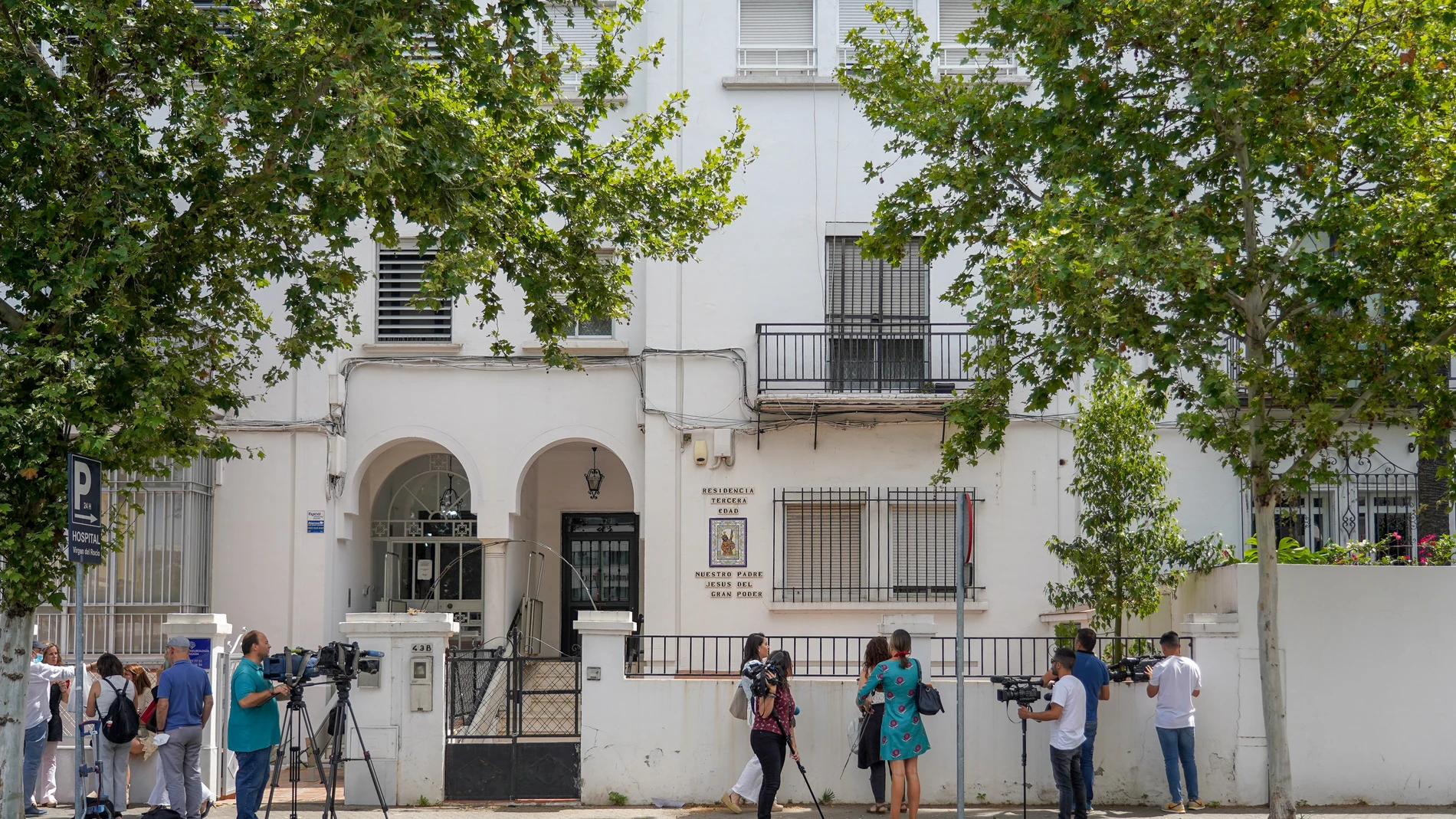 Fachada principal de la residencia cerrada en la avenida de Manuel Siurot, en Sevilla