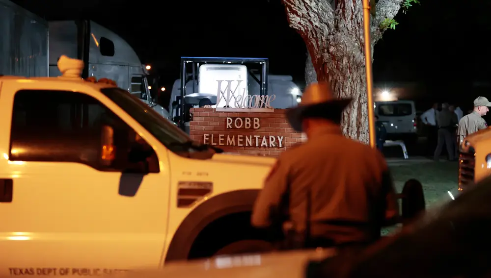 Uvalde (United States), 25/05/2022.- Policías investigando el colegio Robb Elementary School en Uvalde, Texas, donde ocurrió la masacre que acabó con la vida de 19 niños y dos profesoras. 24 May 2022. EFE/EPA/AARON M. SPRECHER