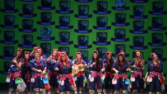 "We can do ... Carnaval" , la primera comparsa gaditana formada íntegramente por mujeres. EFE/Román Ríos.