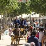 Ambiente de este miércoles en la Feria de Mayo de Córdoba. EFE/Salas