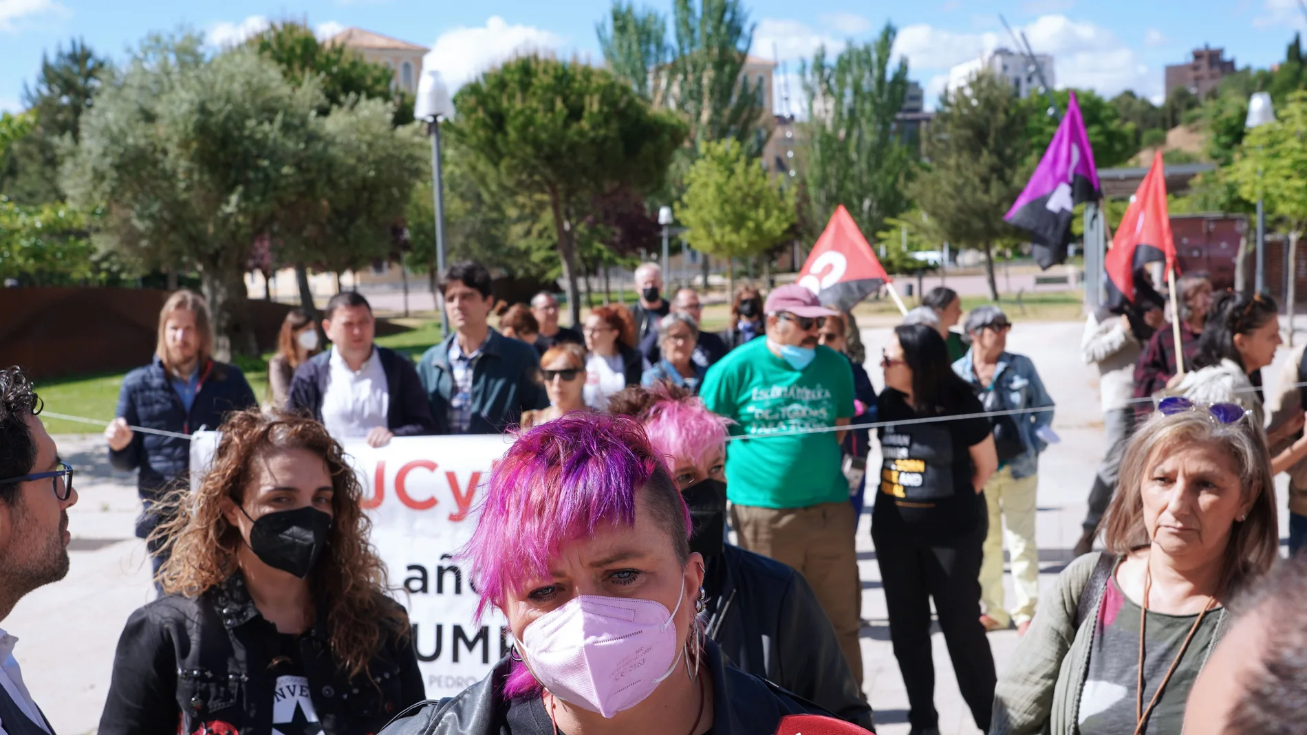 Familias de alumnos con necesidades especiales se concentran frente a las Cortes para exigir a la Junta que dote de los recursos necesarios a las aulas sustitutivas de educación especial en el medio rural.