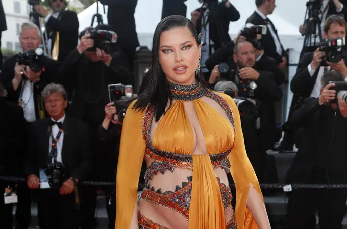 Adriana Lima normaliza los cambios del cuerpo durante el embarazo en el Festival de Cannes 
