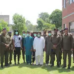 La Policía Local de Gujrat, con los detenidos