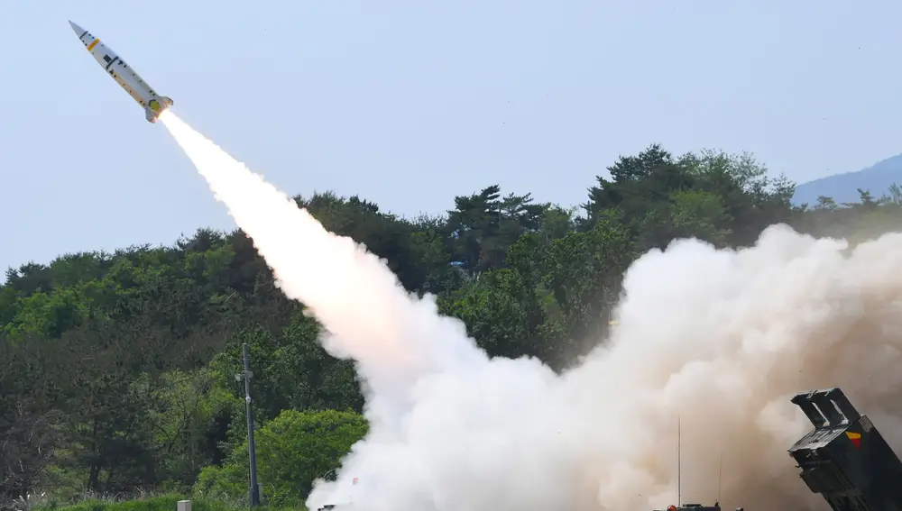 Corea del Sur dispara un misil durante una maniobra conjunta entre Estados Unidos y Seúl en un lugar no revelado el miércoles 25 de mayo de 2022.