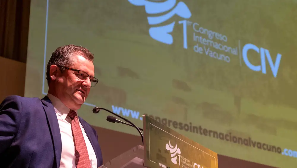 El consejero de Agricultura, Ganadería y Desarrollo Rural, Gerardo Dueñas, participa en el primer Congreso Internacional de Vacuno, que se celebra en Salamanca