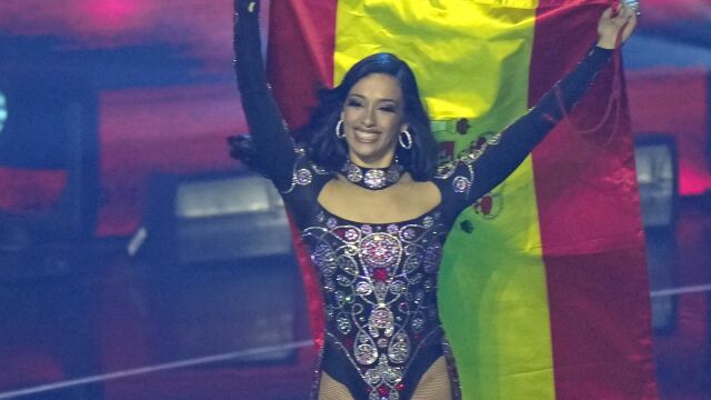 Chanel porta la enseña nacional en la final de Turín de Eurovisión 2022