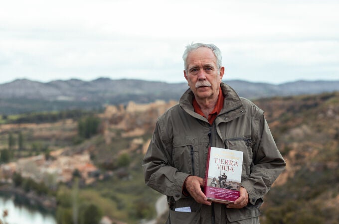 El periodista y escritor Antonio Pérez Henares lanza con «Tierra vieja» su novela más personal