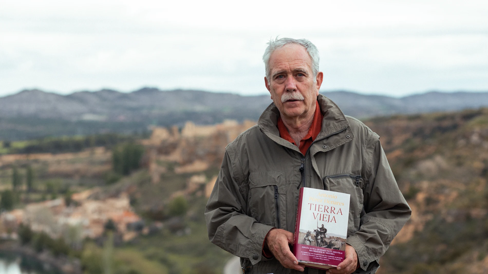 El periodista y escritor Antonio Pérez Henares lanza con «Tierra vieja» su novela más personal