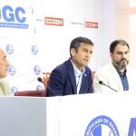 El secretario general de la AUGC, Juan Fernández, el secretario de organización, Germán Gómez, y el secretario general de la Federación de Andalucía, José Manuel Manso, en rueda de prensa en Sevilla. AUGC