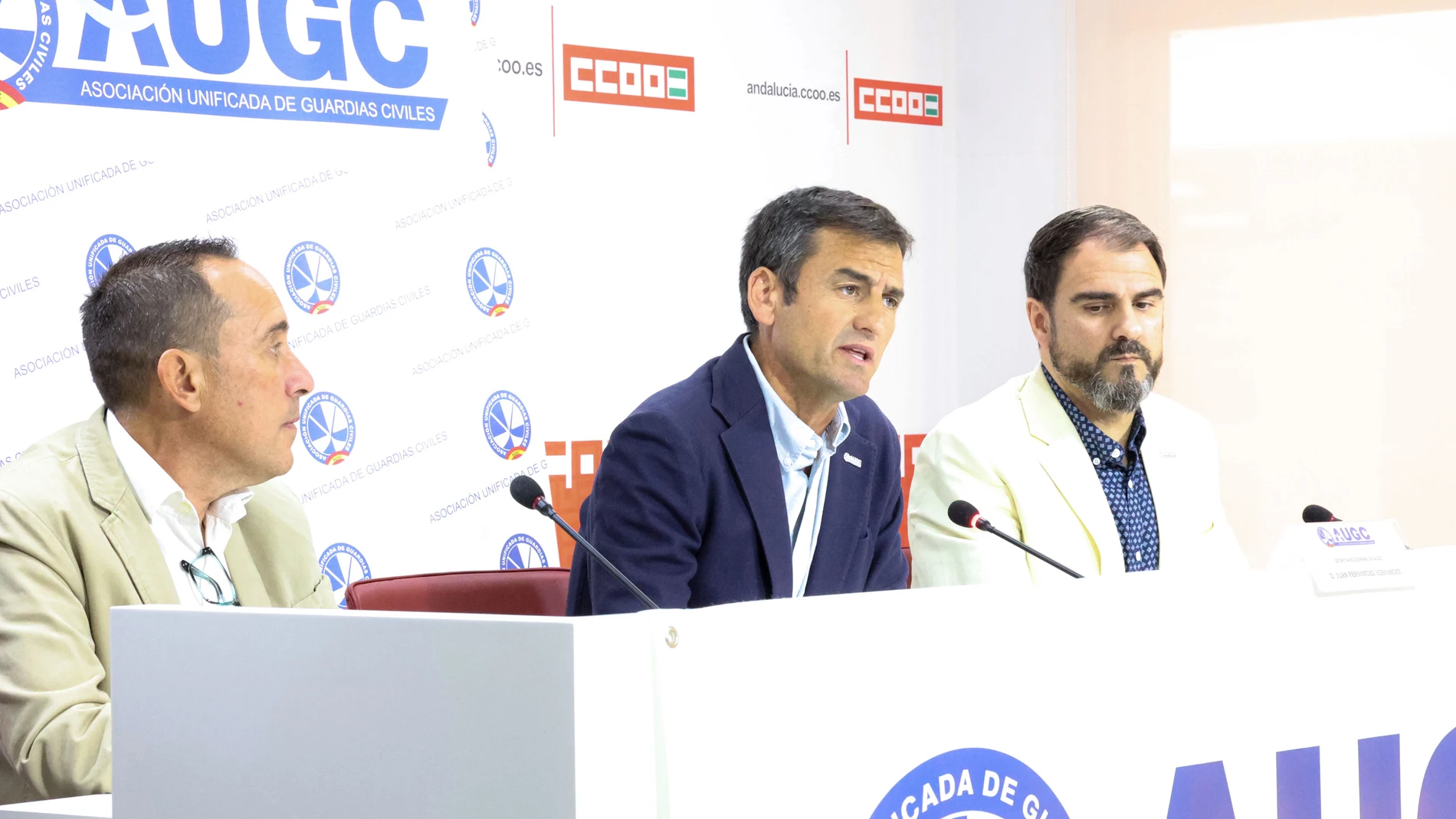 El secretario general de la AUGC, Juan Fernández, el secretario de organización, Germán Gómez, y el secretario general de la Federación de Andalucía, José Manuel Manso, en rueda de prensa en Sevilla. AUGC