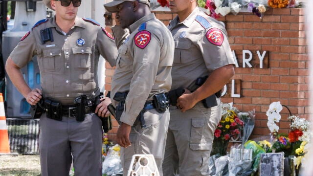 Agentes de la Patrulla de Texas, cerca de la escuela de primeria Robb en Uvalde, en Texas