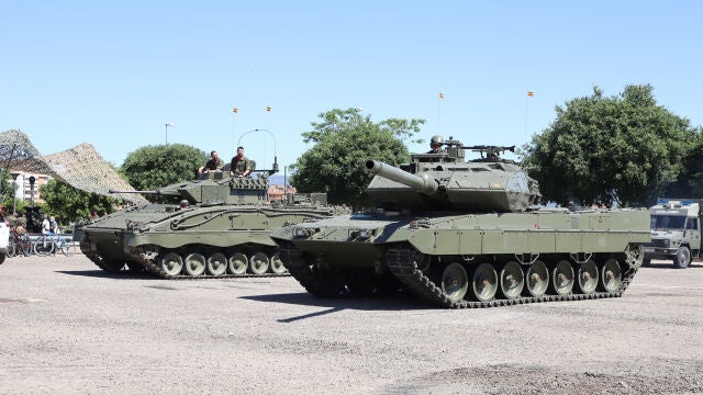 Un «Leopard» y un «Pizarro» durante la exhibición en la que han participado en Huesca